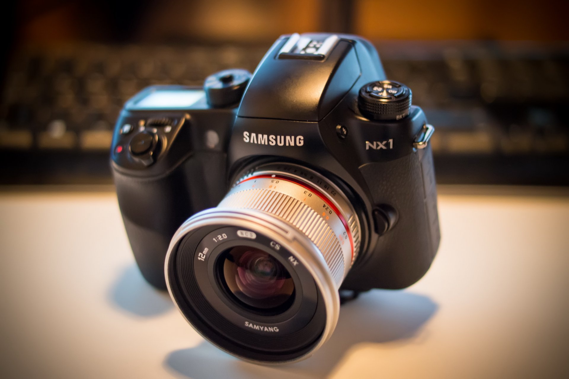 the camera samyang 12mm f2 on the nx1 close up