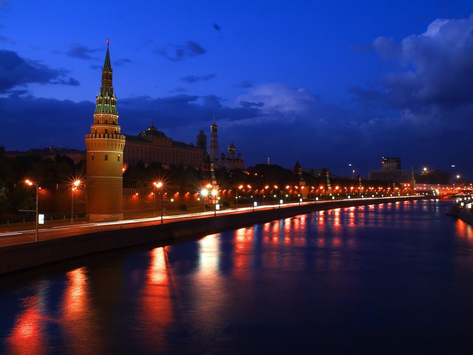 moscow the kremlin river night