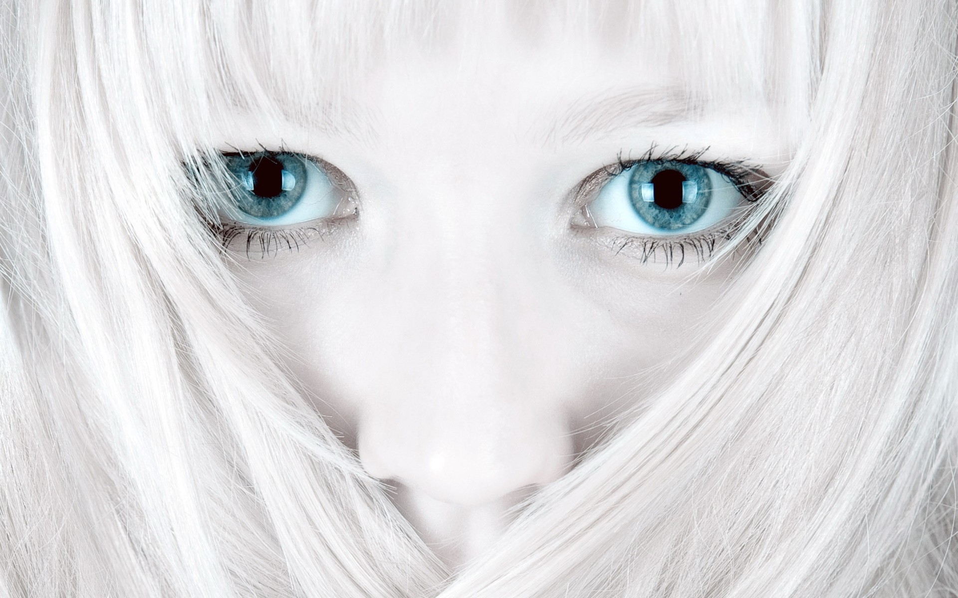 white eyes hair