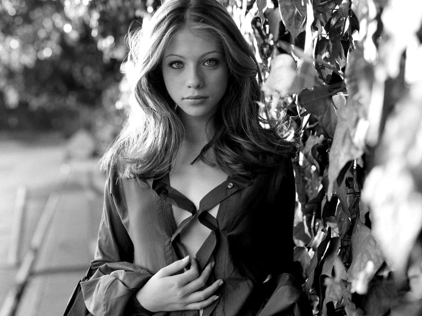michelle trachtenberg actress black and white