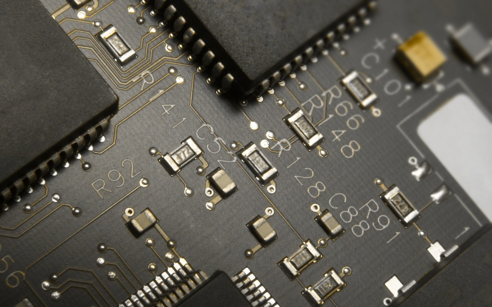 Tracks of a radio electronics board for a computer