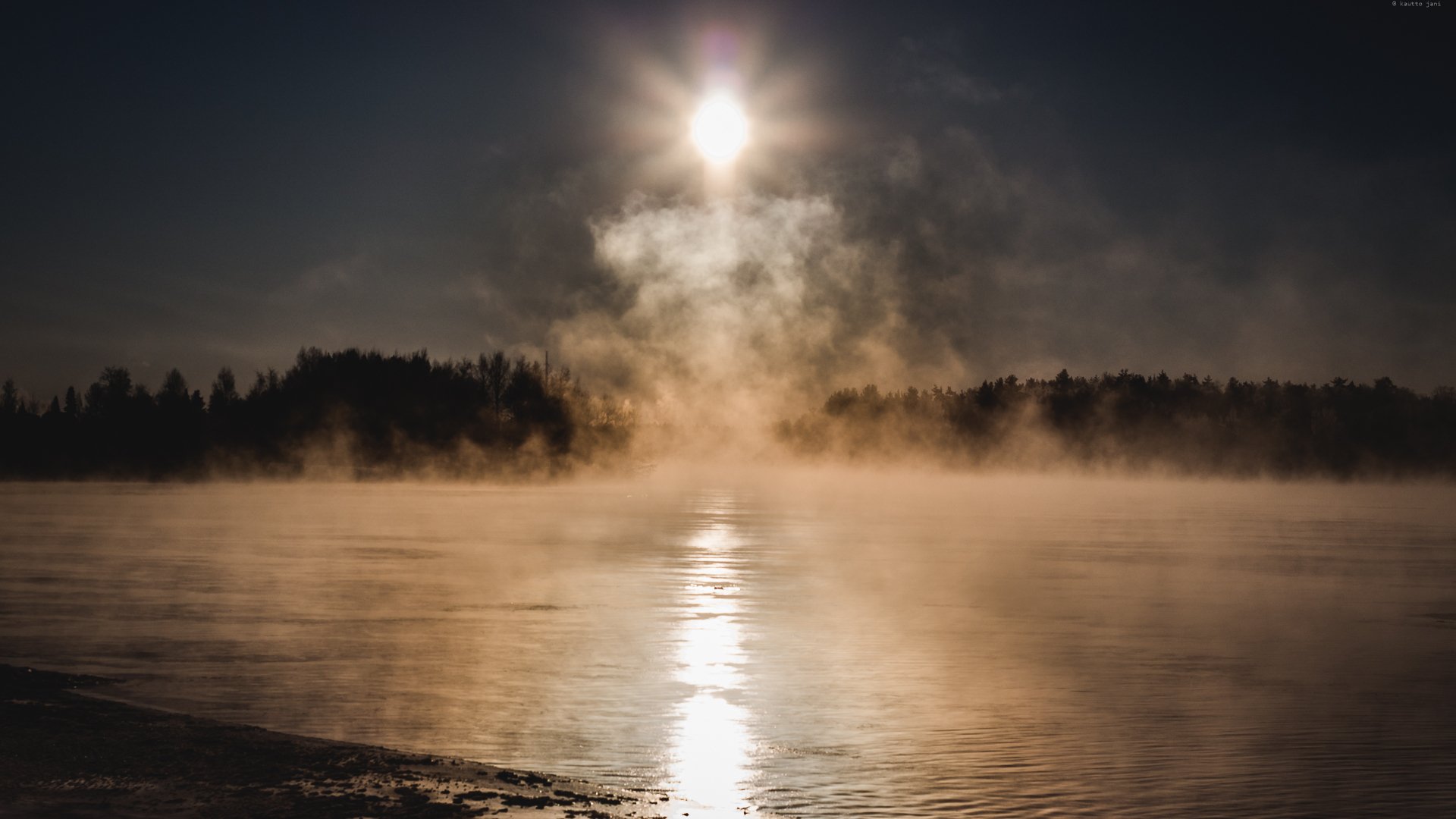 Дым в озерах. Туман. Туман на реке. Туман ночью. Туман на воде.