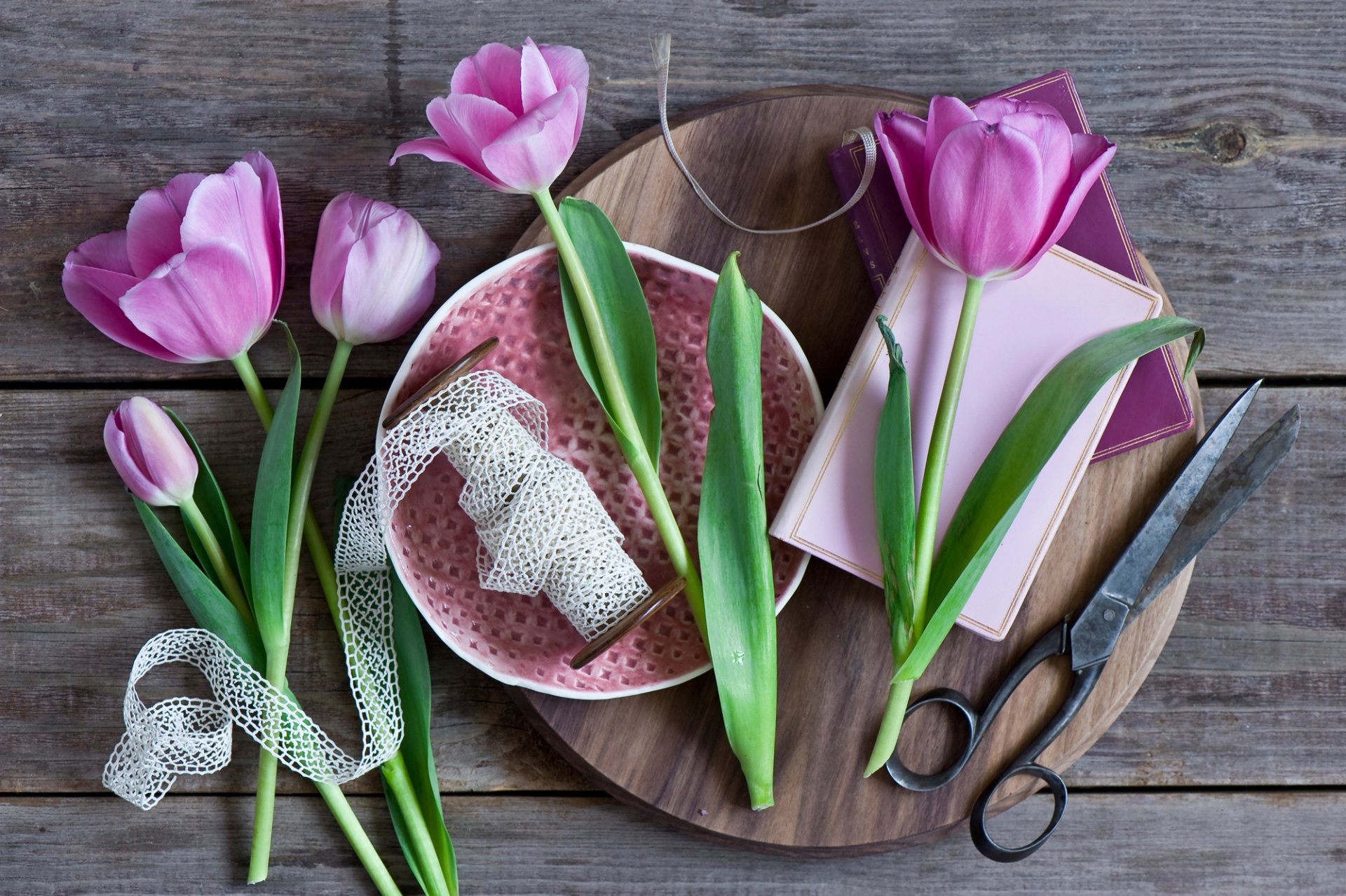 pink tulips scissors