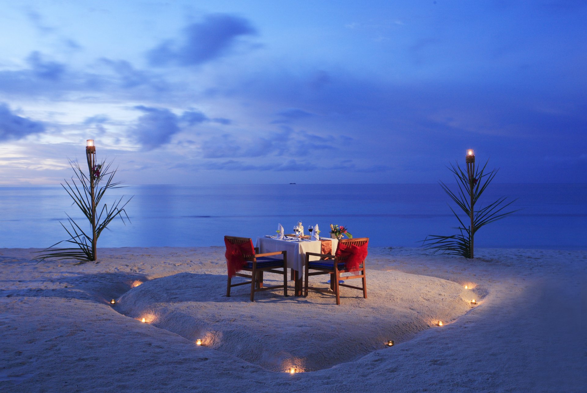 Free Wallpapers night beach dinner candles ocean romance sunset