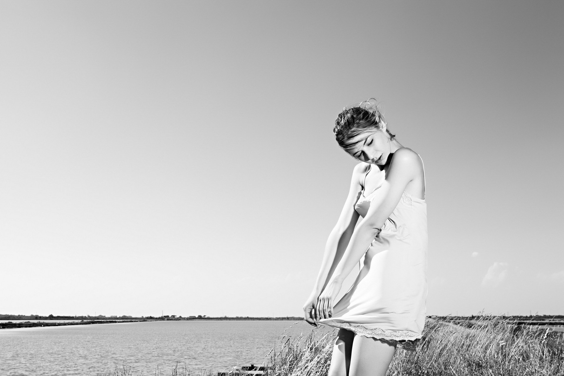 girl pose portrait b / w