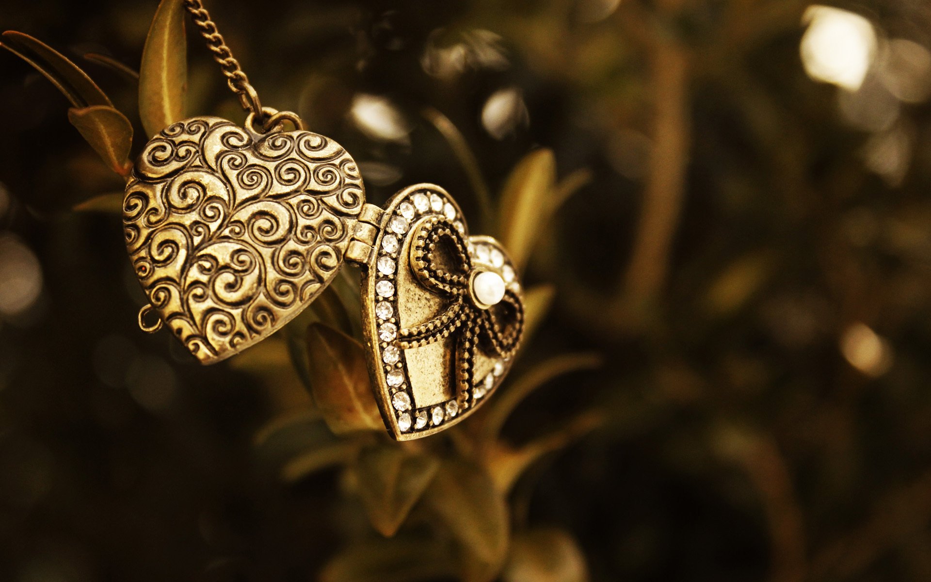 Heart-shaped pendant made of gold