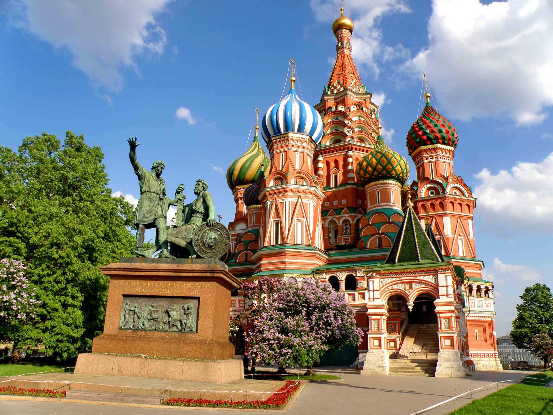 Какие исторические памятники есть в России?