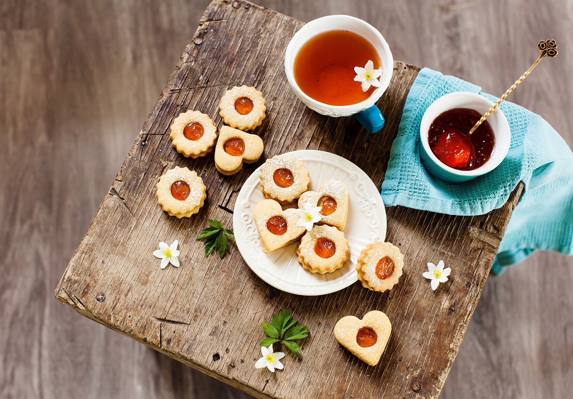 Dessert cookies with black tea and flowers
