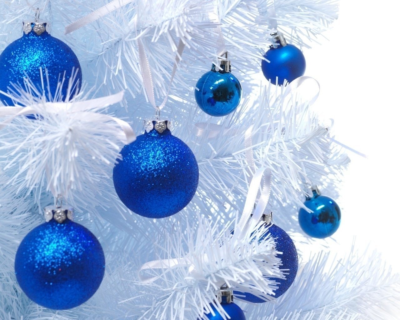 Blue balloons on the Christmas tree