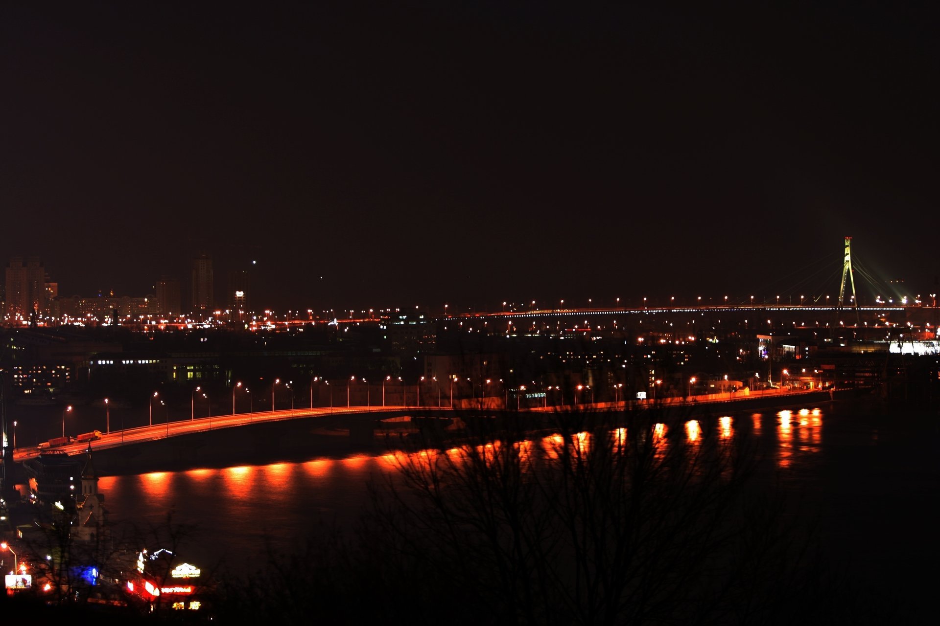 Moscow Bridge at night