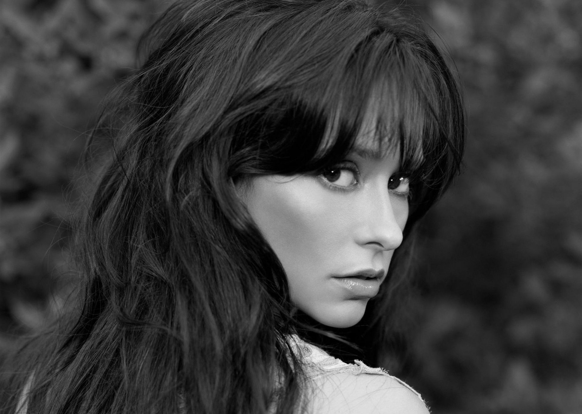 jennifer love hewitt girl actress spin view hair bang black and white
