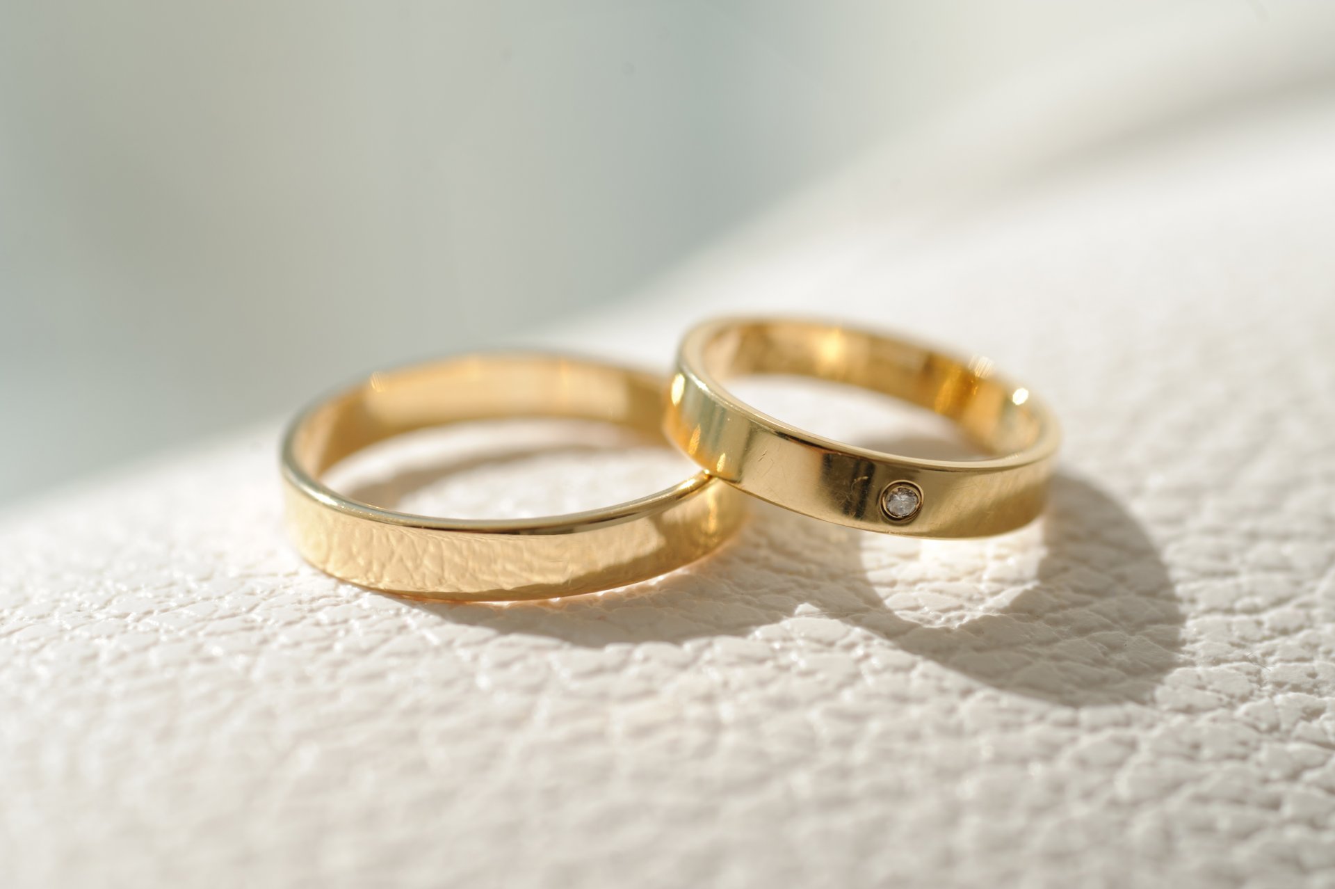 gold rings wedding decoration
